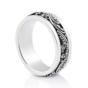Ring aus Sterlingsilber mit glänzenden Mustern im Ethno-Stil, die im Kontrast zum oxidierten Teil stehen R-4403