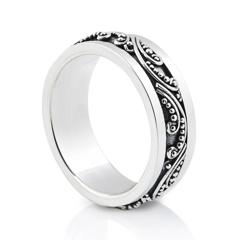 Ring aus Sterlingsilber mit glänzenden Mustern im Ethno-Stil, die im Kontrast zum oxidierten Teil stehen R-4403