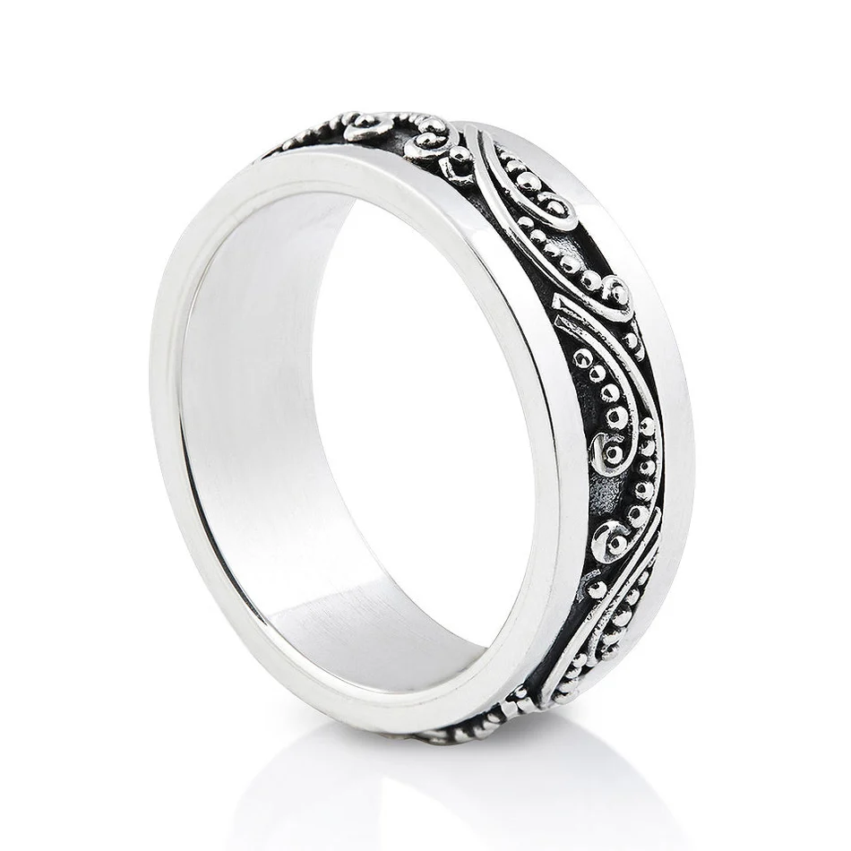 Ring aus Sterlingsilber mit glänzenden Mustern im Ethno-Stil, die im Kontrast zum oxidierten Teil stehen R-4403