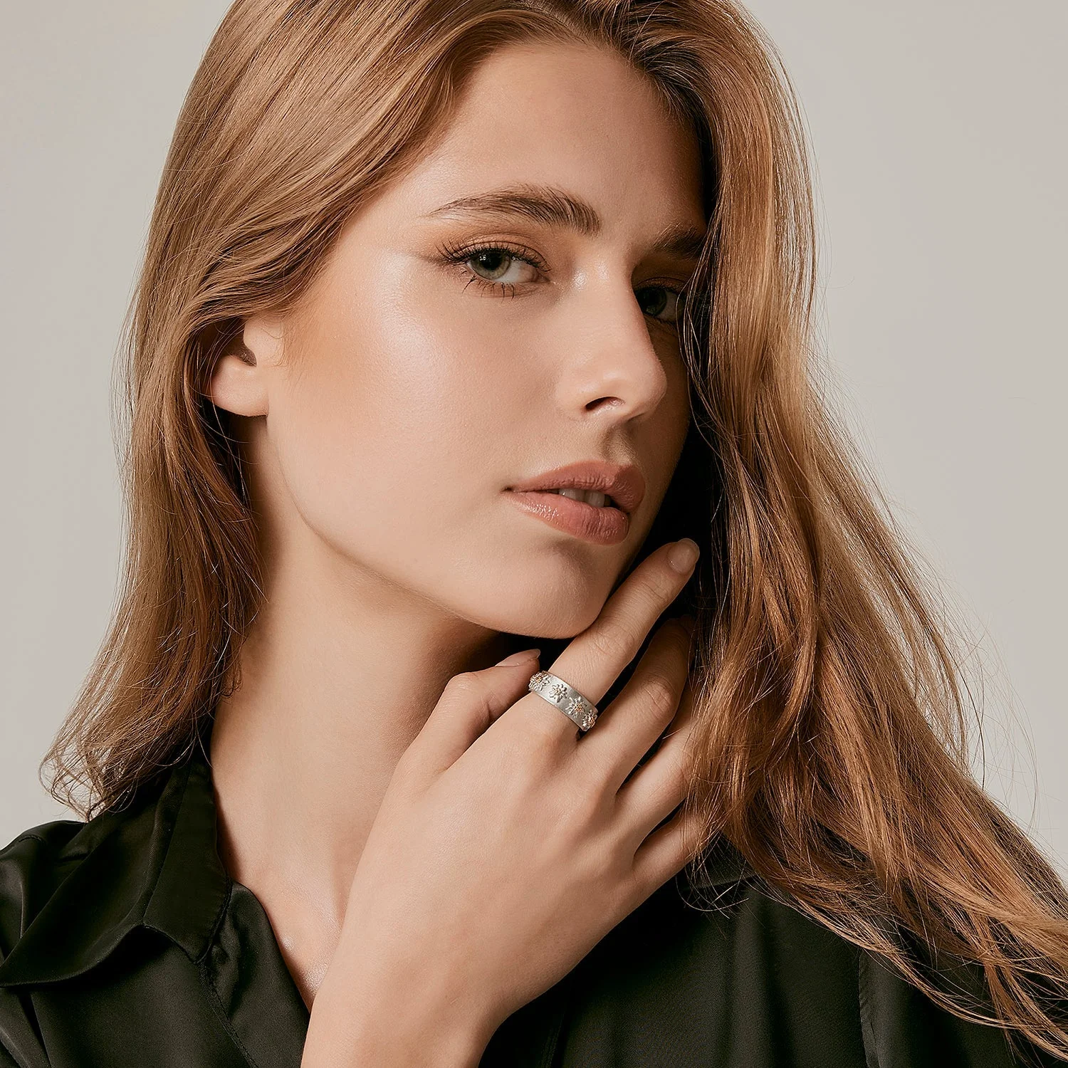 Ring aus Sterlingsilber mit Bicolor Edelweißen auf flachem Profil, Satin-Finish RG-8000