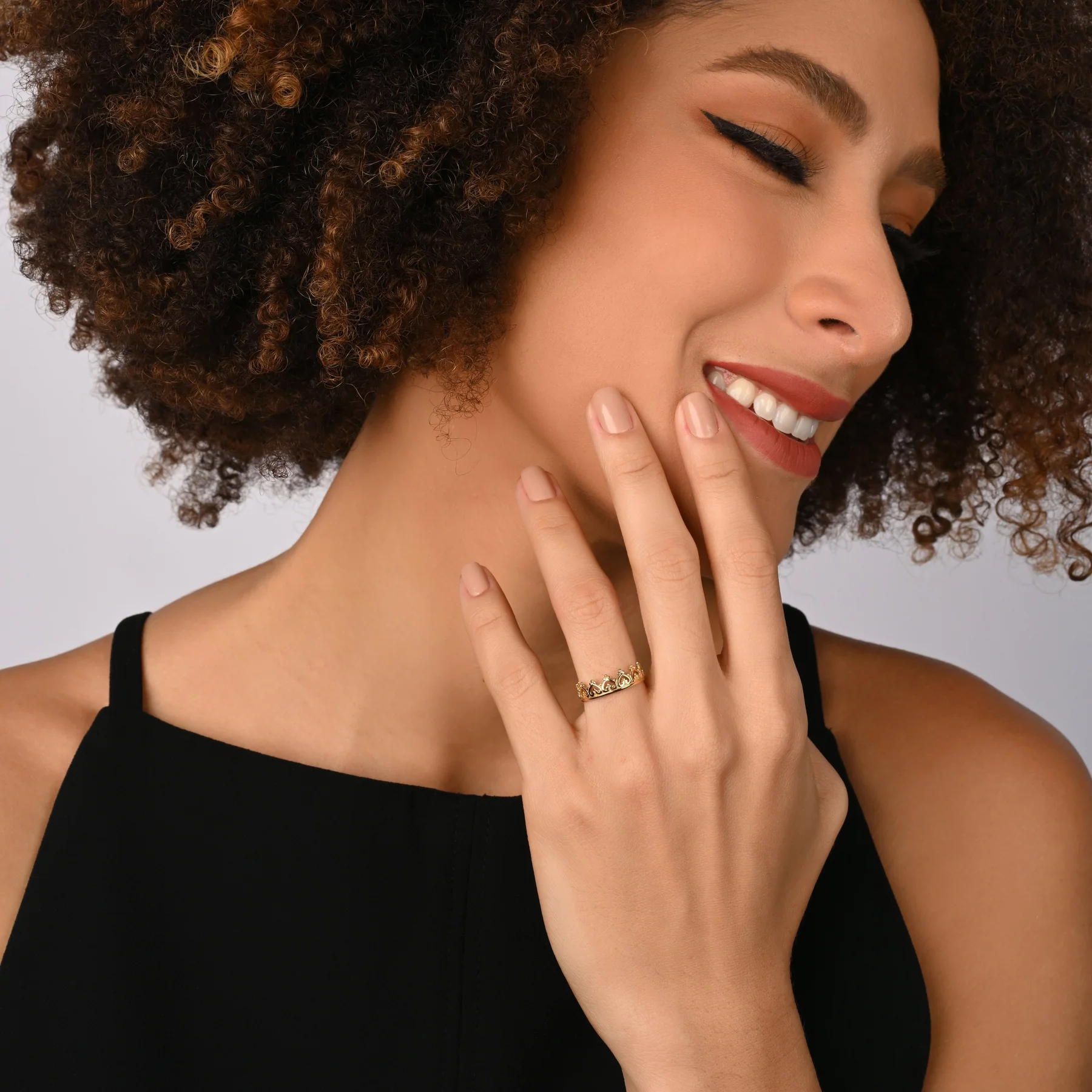 Kleiner Ring aus vergoldetem Sterlingsilber im Ethno-Kronen-Stil glänzende Finish RI-10078GP-48