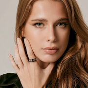 Ring aus Sterlingsilber mit Edelweiss auf flachem Profil, Satin-Finish und schwarzem Rhodium R-8001