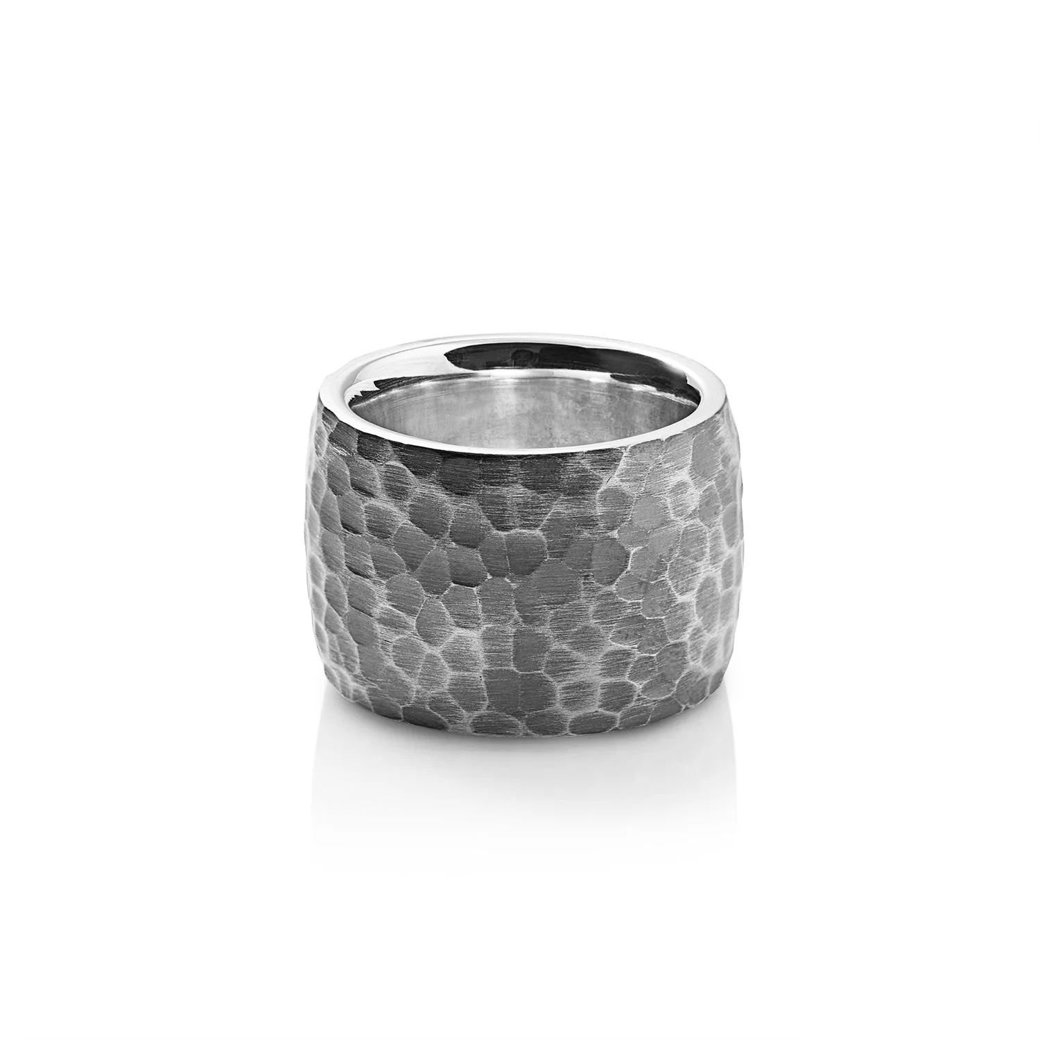 Massiver Ring aus Sterlingsilber dessen gehämmerte und oxidierte Oberfläche R-4364