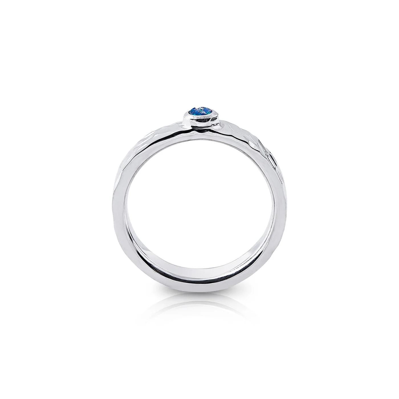 Ring aus Sterlingsilber mit glänzendem Hammerschlag-Finish, verziert mit einem Doublette-Opal (rund 2mm) R-4318-50