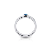 Ring aus Sterlingsilber mit glänzendem Hammerschlag-Finish, verziert mit einem Doublette-Opal (rund 2mm) R-4318