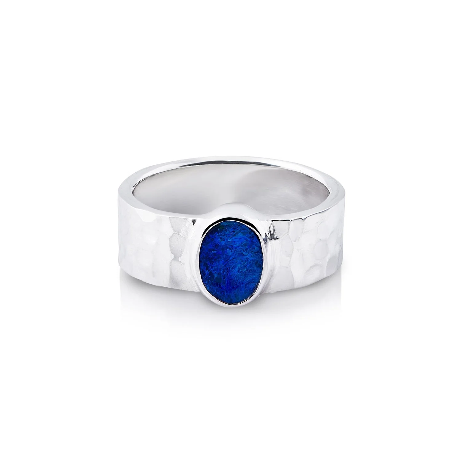 Ring aus Sterlingsilber mit glänzendem Hammerschlag-Finish, verziert mit einem oval Opal (5.5x8mm) R-4323-52