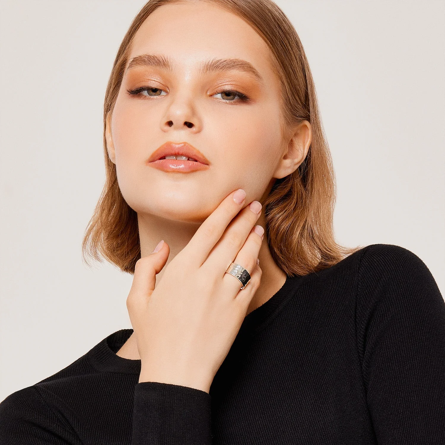 Ring aus Sterlingsilber mit einer Kombination aus glänzender und gehämmerter Oberfläche R-4365