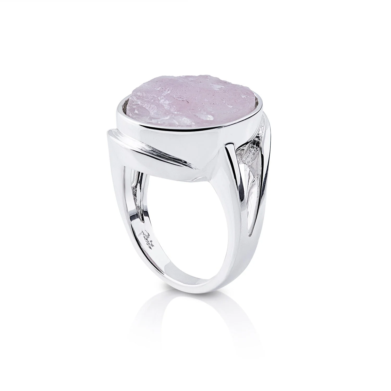 Ring aus Sterlingsilber mit einem rohen oval Rosenquarz (1,4x1,8mm) R-4330-52