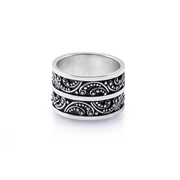 Ring aus Sterlingsilber mit glänzendem, oxidiertem Finish, das hübsche Muster erkennen lässt R-4345