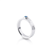 Ring aus Sterlingsilber mit glänzendem Hammerschlag-Finish, verziert mit einem Doublette-Opal (rund 2mm) R-4318