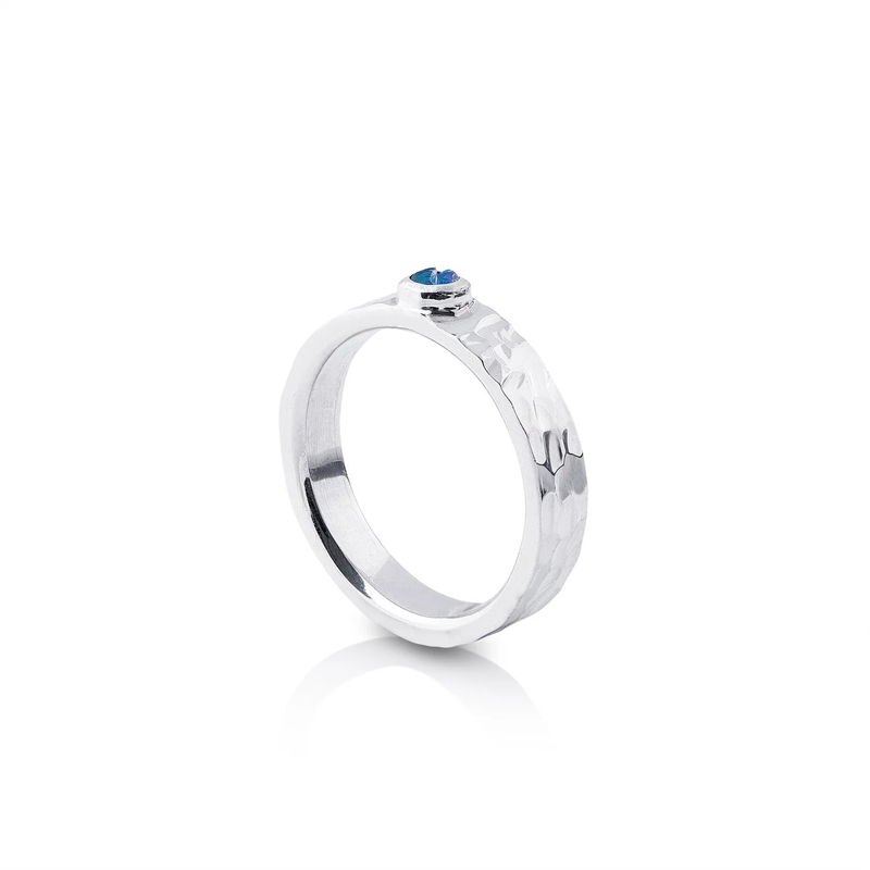 Ring aus Sterlingsilber mit glänzendem Hammerschlag-Finish, verziert mit einem Doublette-Opal (rund 2mm) R-4318