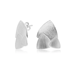 Ohrstecker aus Sterlingsilber mit einer Oberfläche die sanftes Satinieren mit strukturiertem Bürsten kombiniert und so ein subtiles Lichtspiel erzeugt E-2653