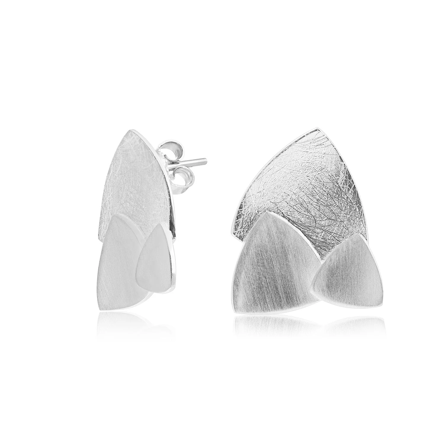 Ohrstecker aus Sterlingsilber mit einer Oberfläche die sanftes Satinieren mit strukturiertem Bürsten kombiniert und so ein subtiles Lichtspiel erzeugt E-2653