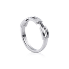 Ring aus Sterlingsilber, der ein modernes rechteckiges Design mit einem zarten Hauch von Glanz durch diese Zirkonia verbindet R-4358