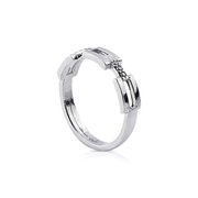 Ring aus Sterlingsilber, der ein modernes rechteckiges Design mit einem zarten Hauch von Glanz durch diese Zirkonia verbindet R-4358