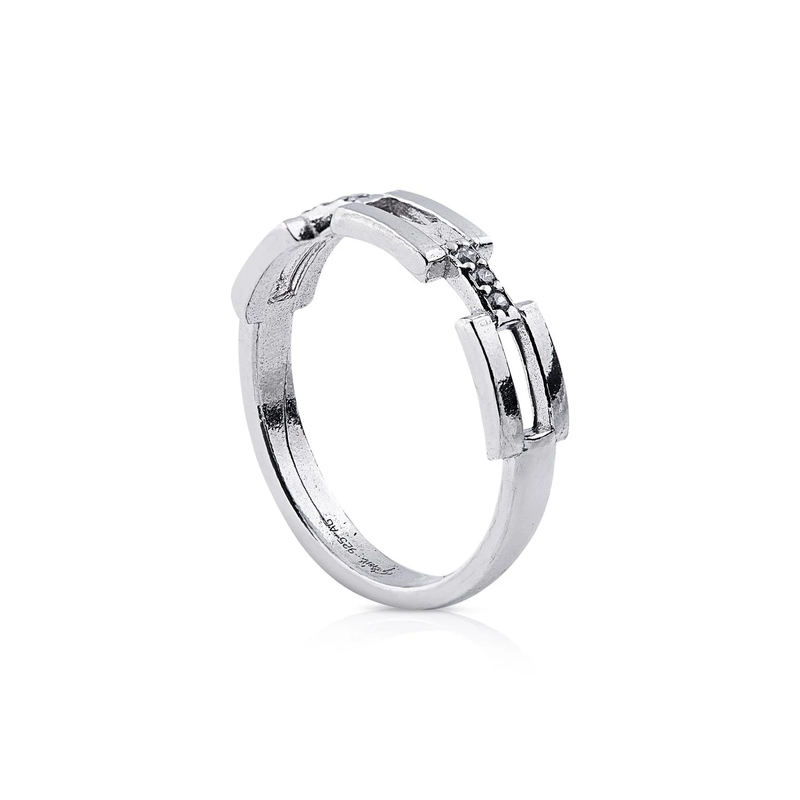 Ring aus Sterlingsilber, der ein modernes rechteckiges Design mit einem zarten Hauch von Glanz durch diese Zirkonia verbindet R-4358