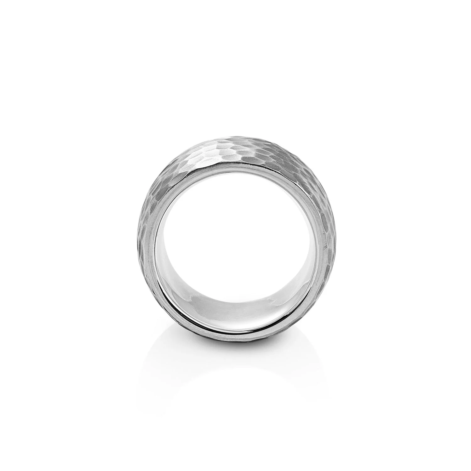 Massiver Ring aus Sterlingsilber dessen gehämmerte und oxidierte Oberfläche R-4364