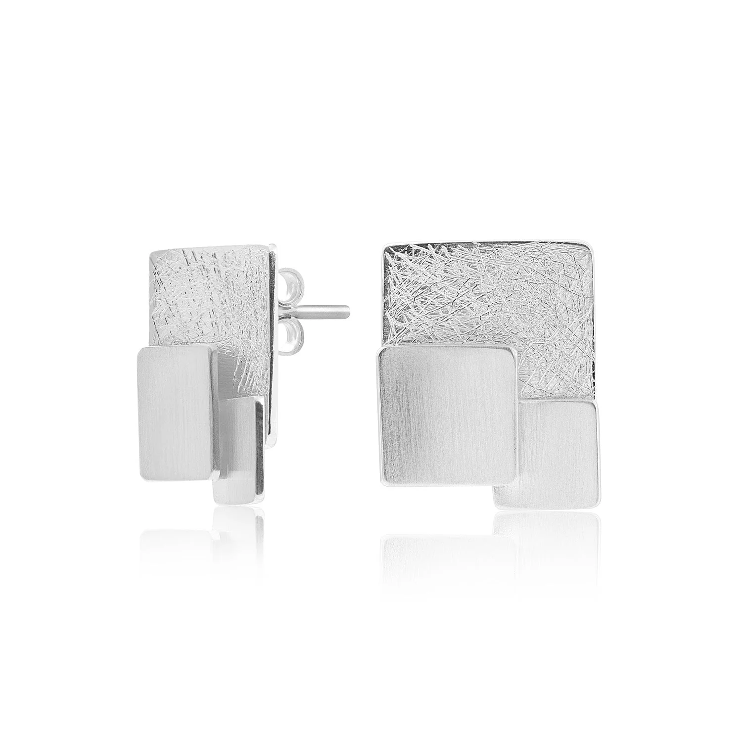 Ohrstecker aus Sterlingsilber mit satinierte und gebürstete Oberfläche ein fesselndes Spiel der Texturen erzeugt E-2654