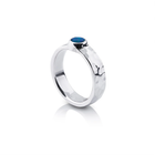 Ring aus glänzendem, gehämmertem Sterlingsilber, verziert mit einem Doublette-Opal (rund 4,5 mm) R-4320
