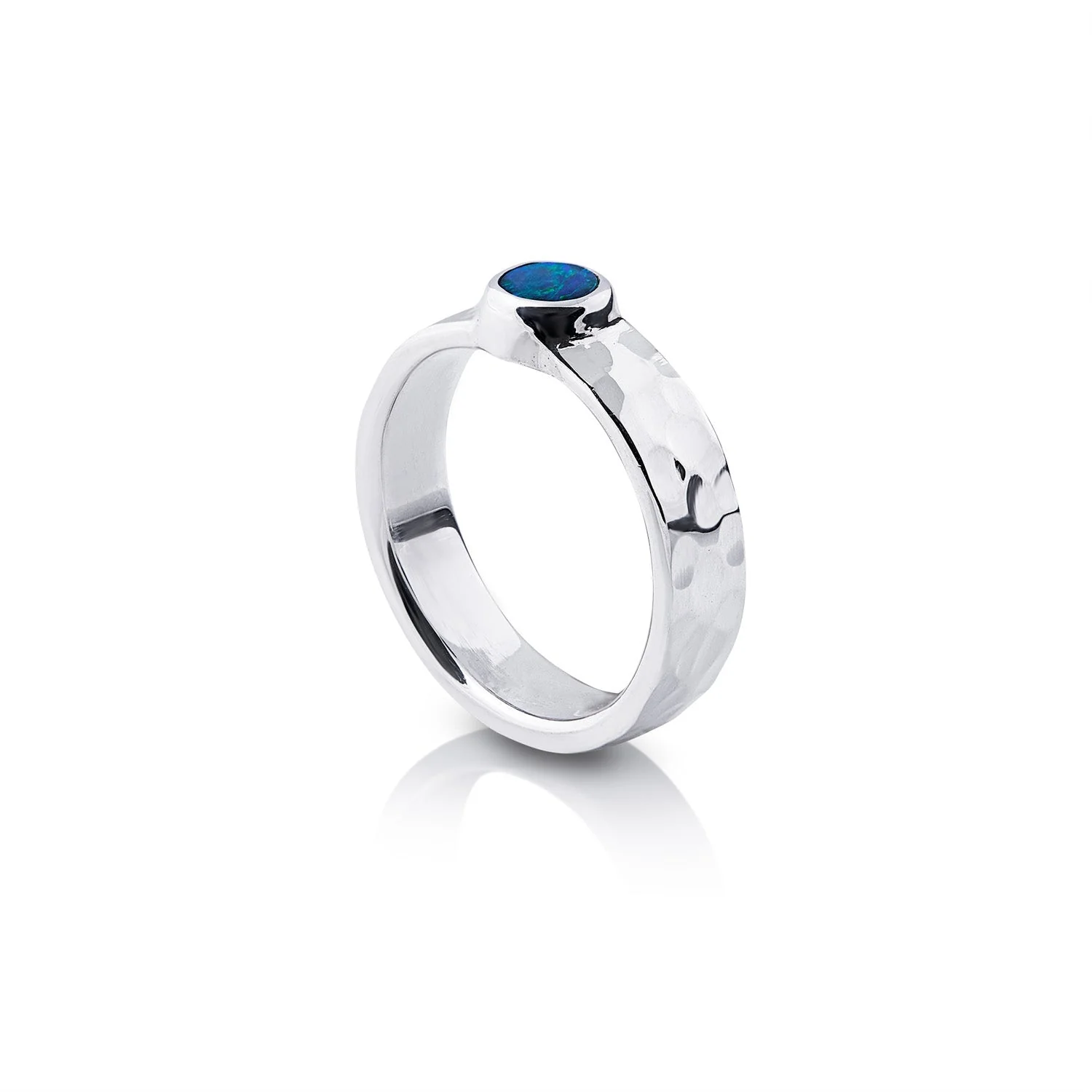 Ring aus glänzendem, gehämmertem Sterlingsilber, verziert mit einem Doublette-Opal (rund 4,5 mm) R-4320-52
