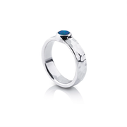 Ring aus glänzendem, gehämmertem Sterlingsilber, verziert mit einem Doublette-Opal (rund 4,5 mm) R-4320