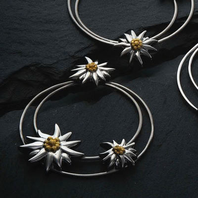 Sterlingsilber Ohrstecker mit drei glänzenden Edelweiss Bicolor auf zwei asymmetrischen satinierten Ringen EG-7024