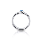 Ring aus Sterlingsilber mit einem glänzenden Hammerschlag-Finish, verziert mit einem ovalen Doublette-Opal (3x5mm) R-4321
