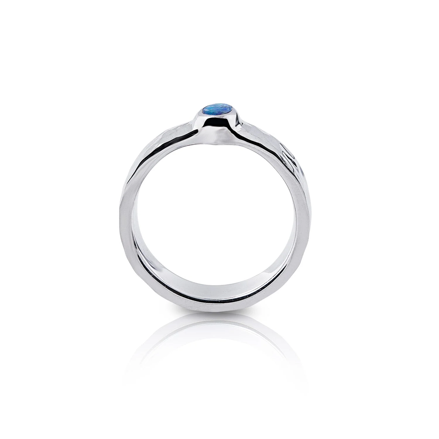 Ring aus Sterlingsilber mit einem glänzenden Hammerschlag-Finish, verziert mit einem ovalen Doublette-Opal (3x5mm) R-4321-52