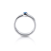 Ring aus Sterlingsilber mit einem glänzenden Hammerschlag-Finish, verziert mit einem ovalen Doublette-Opal (3x5mm) R-4321