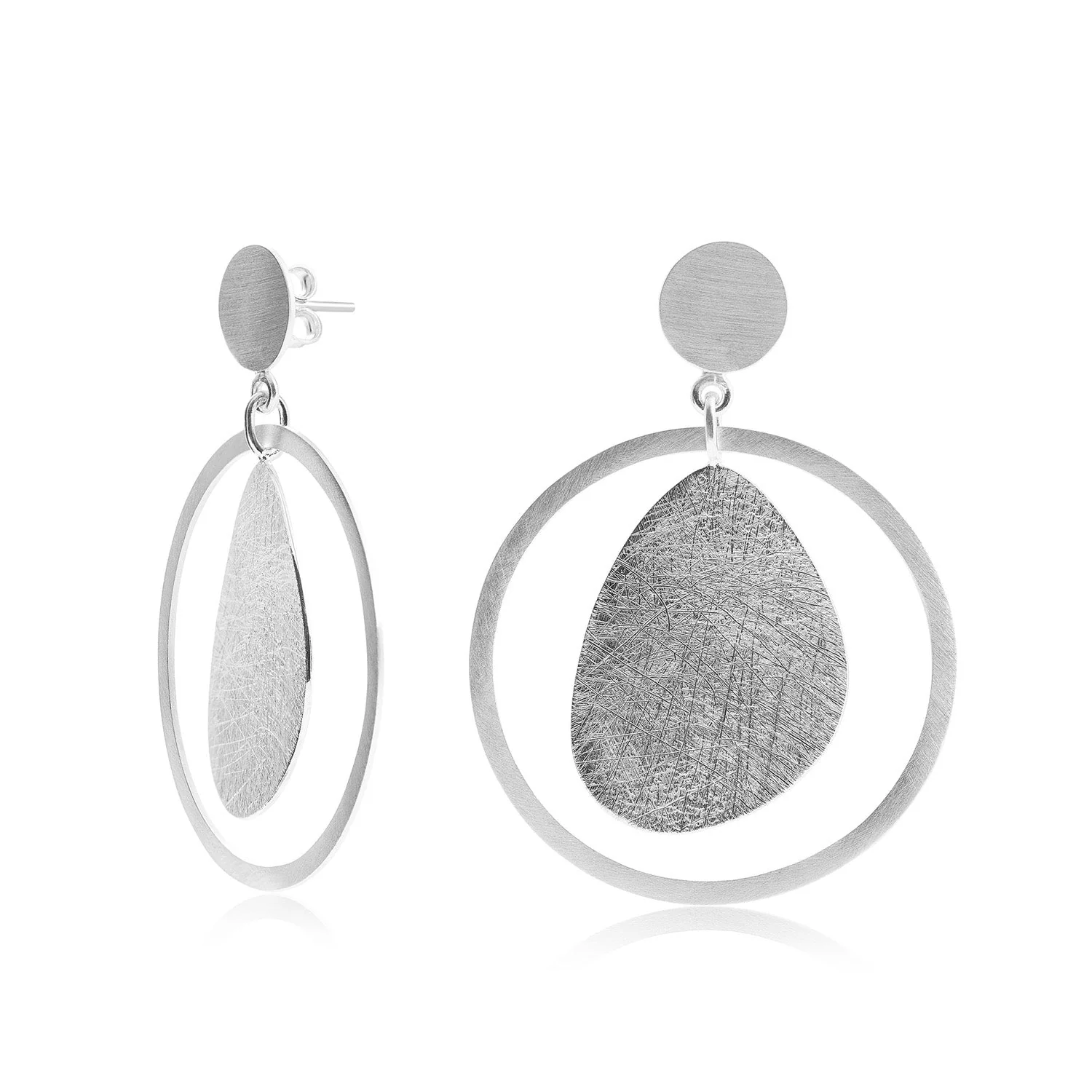 Ohrstecker aus Sterling Silber, die eine satinierte und gebürstete Oberfläche verschmelzen und so eine fesselnde Ästhetik bieten E-2659
