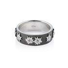 Ring aus Sterlingsilber mit Edelweiss auf flachem Profil, Satin-Finish und schwarzem Rhodium R-8001
