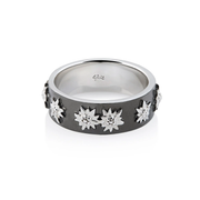 Ring aus Sterlingsilber mit Edelweiss auf flachem Profil, Satin-Finish und schwarzem Rhodium R-8001