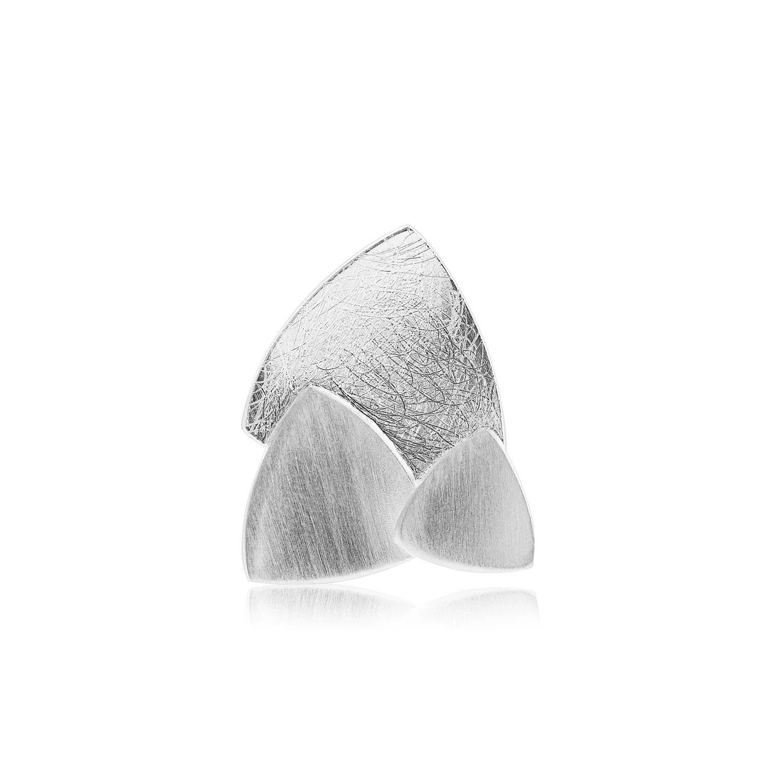 Ohrstecker aus Sterlingsilber mit einer Oberfläche die sanftes Satinieren mit strukturiertem Bürsten kombiniert und so ein subtiles Lichtspiel erzeugt E-2653