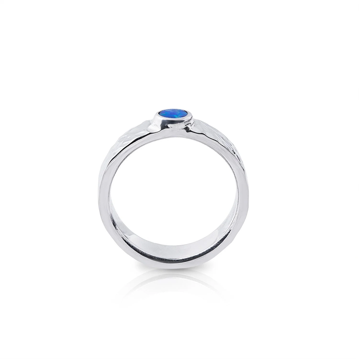 Ring aus Sterlingsilber mit glänzendem Hammerschlag-Finish, verziert mit einem Doublette-Opal (rund 4mm) R-4319-50