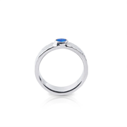 Ring aus Sterlingsilber mit glänzendem Hammerschlag-Finish, verziert mit einem Doublette-Opal (rund 4mm) R-4319