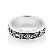 Ring aus Sterlingsilber mit glänzenden Mustern im Ethno-Stil, die im Kontrast zum oxidierten Teil stehen R-4403