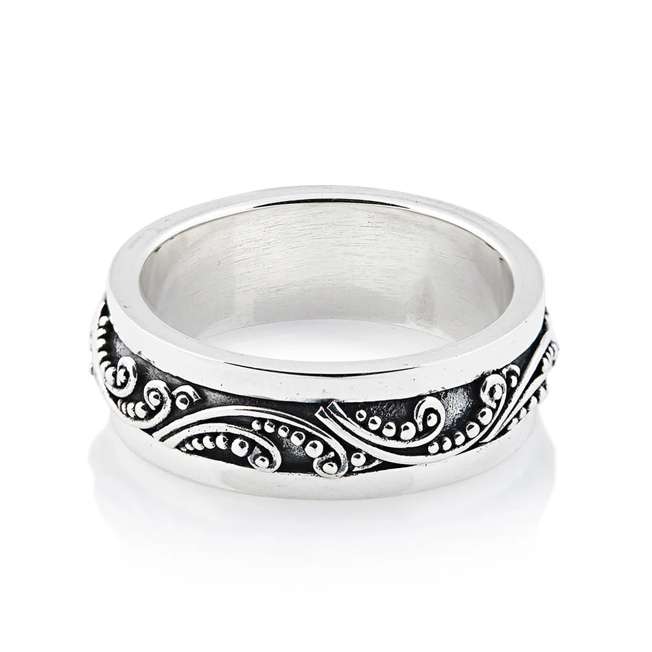 Ring aus Sterlingsilber mit glänzenden Mustern im Ethno-Stil, die im Kontrast zum oxidierten Teil stehen R-4403