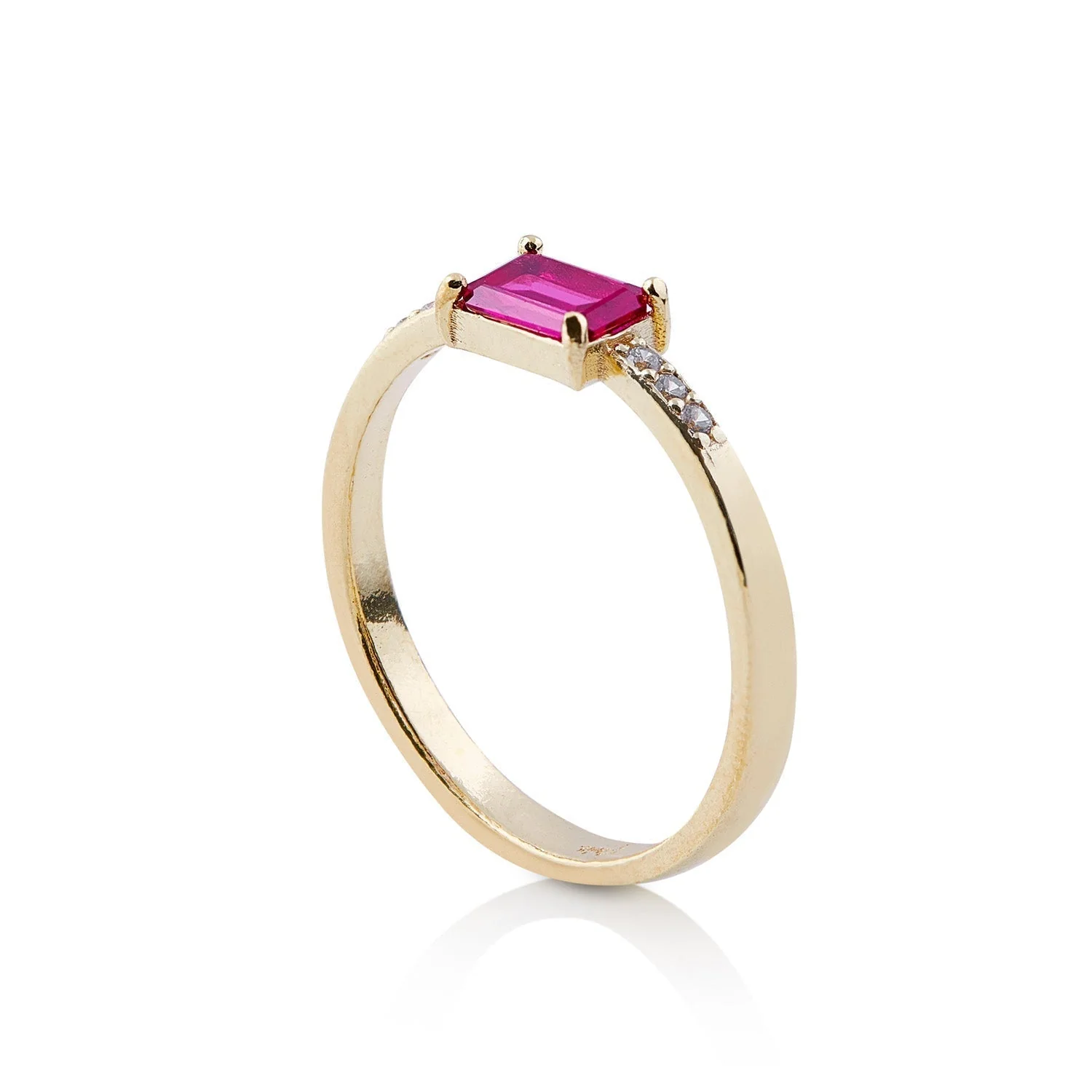 Ring aus 925 Sterlingsilber mit Gelbgoldauflage, der die Eleganz eines Granats (4x6mm) und die Brillanz eines Zirkonia auf einem glänzenden, polierten Ring vereint RG-4360-50
