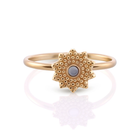 Ring aus Sterlingsilber und Gelbgold im Ethno-Stil, Sternform mit kleiner runder Perlmuttplatte Cabochon in der Mitte RI-10093GP
