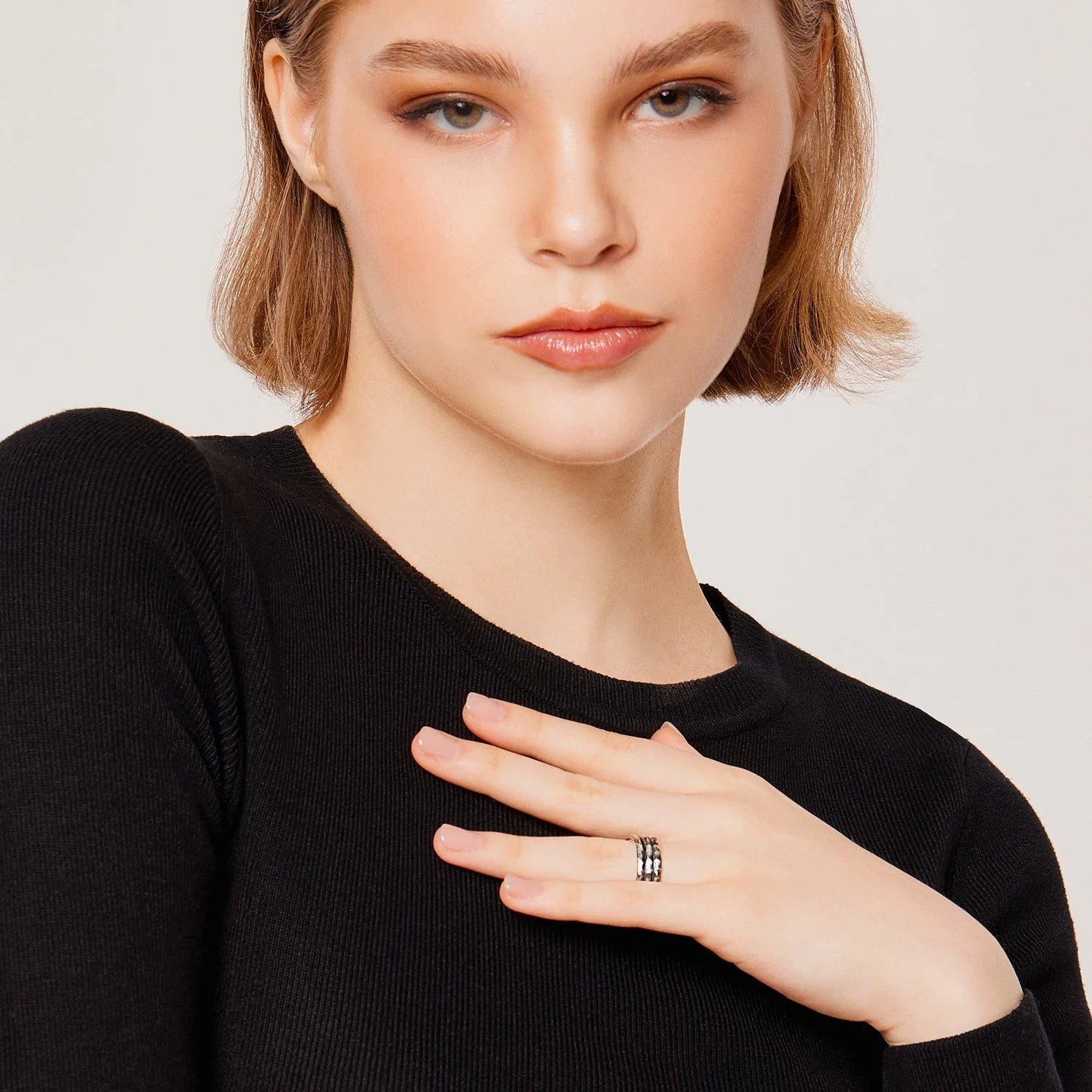 Wunderschöner Ring aus Sterlingsilber mit oxidierte Oberfläche eine unverwechselbare R-4362