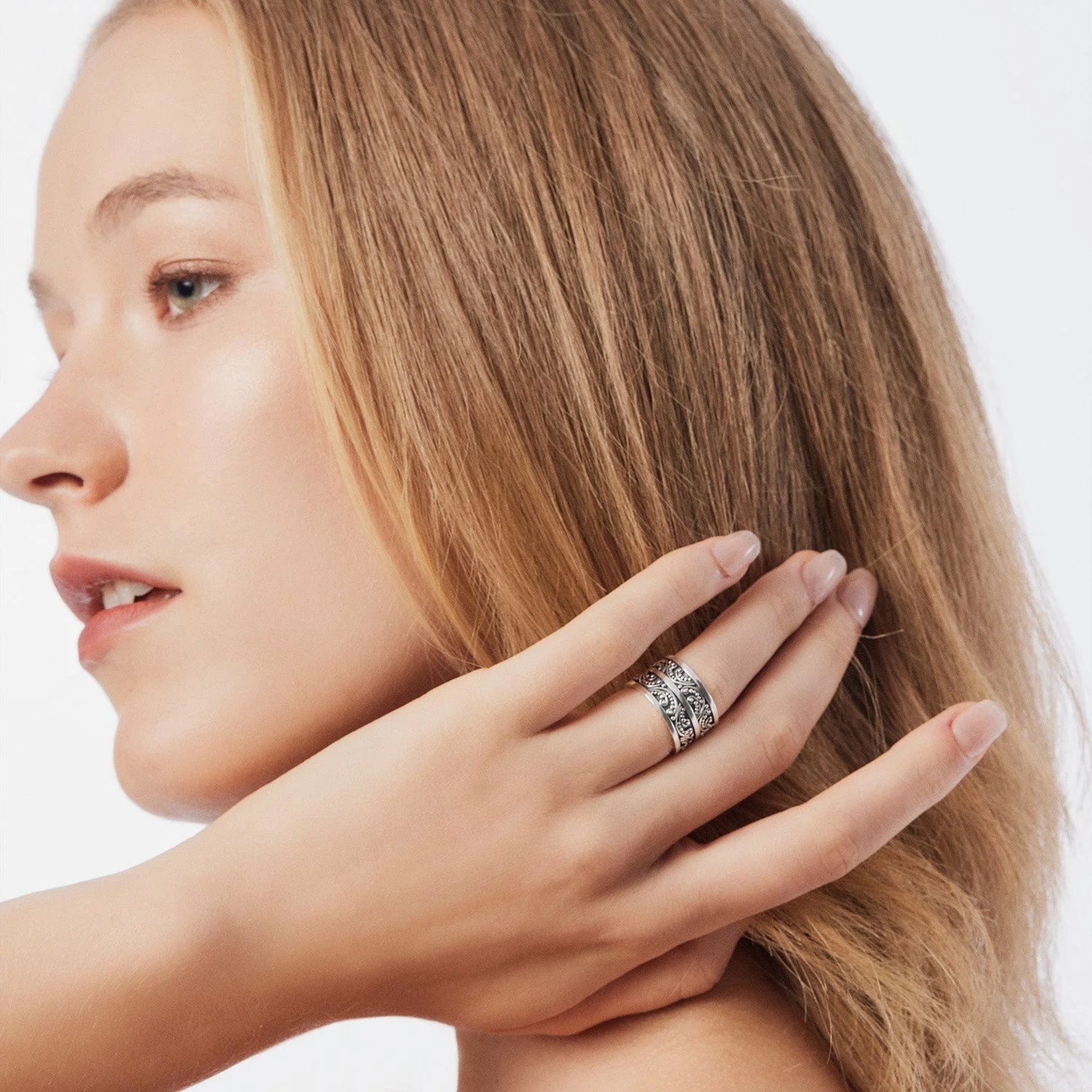 Ring aus Sterlingsilber mit glänzendem, oxidiertem Finish, das hübsche Muster erkennen lässt R-4345