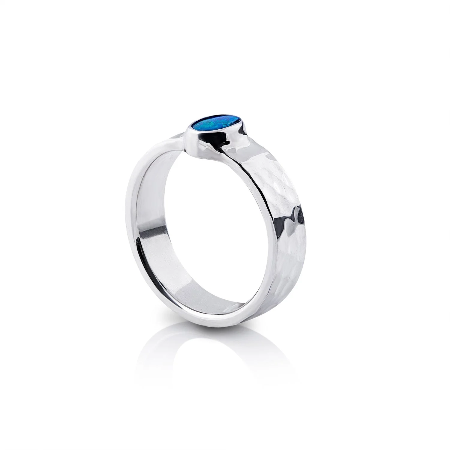 Ring aus glänzendem Sterlingsilber mit Hammerschlag-Finish, verziert mit einem ovalen Doublette-Opal (4x8mm) R-4322-52