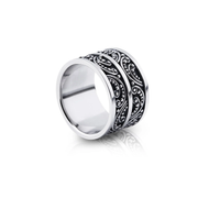 Ring aus Sterlingsilber mit glänzendem, oxidiertem Finish, das hübsche Muster erkennen lässt R-4345