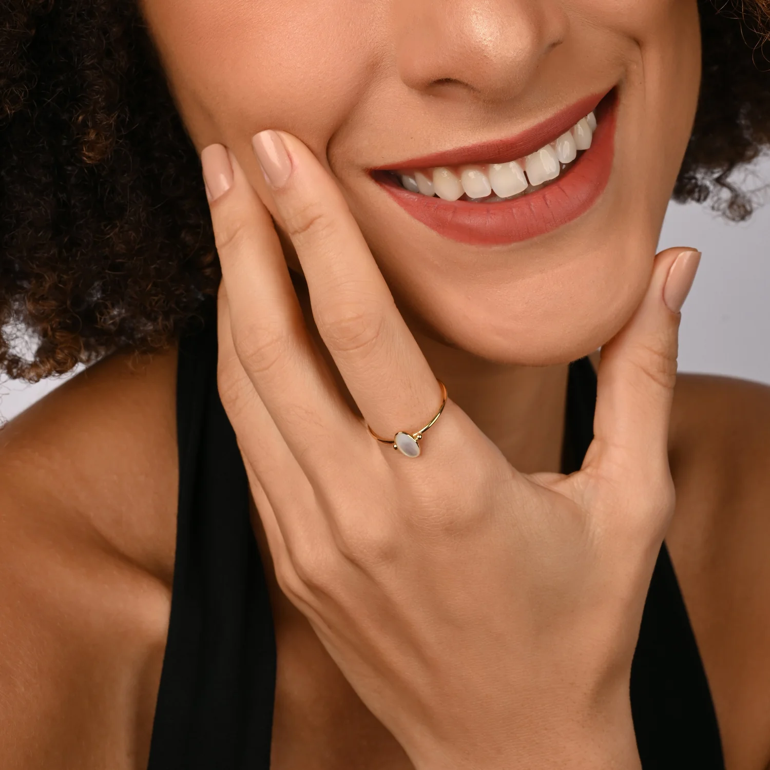 Ring aus Sterlingsilber mit ovalem vertikalem Perlmutt Cabochon RI-10110GP-59