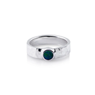 Ring aus glänzendem, gehämmertem Sterlingsilber, verziert mit einem Doublette-Opal (rund 4,5 mm) R-4320