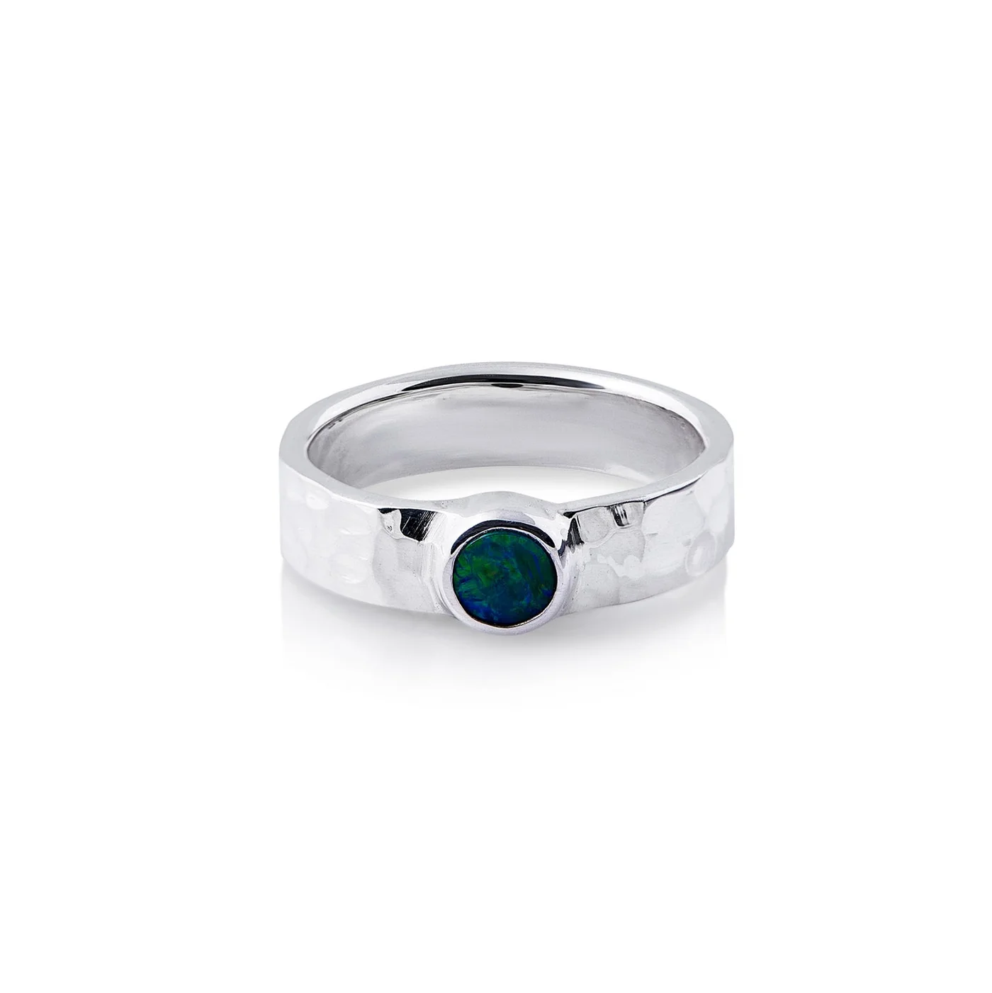 Ring aus glänzendem, gehämmertem Sterlingsilber, verziert mit einem Doublette-Opal (rund 4,5 mm) R-4320-52