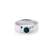 Ring aus glänzendem, gehämmertem Sterlingsilber, verziert mit einem Doublette-Opal (rund 4,5 mm) R-4320