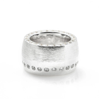 Ring aus massivem Sterlingsilber, gebürstet und poliert, mit runden weißen Zirkonen von 2 mm R-3488