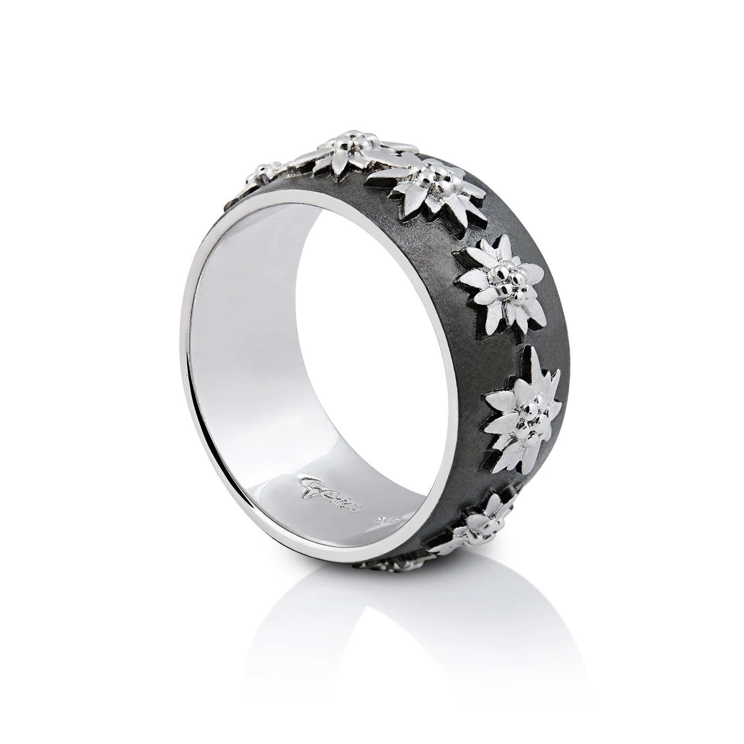 Ring aus Sterlingsilber mit Edelweiss auf Halbmondprofil, schwarz rhodiniert und mit Satin-Finish R-8003-50