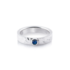 Ring aus Sterlingsilber mit glänzendem Hammerschlag-Finish, verziert mit einem Doublette-Opal (rund 2mm) R-4318